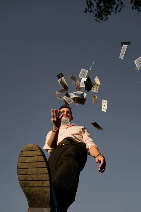 Enzo Agostini faisant voler un jeu de cartes