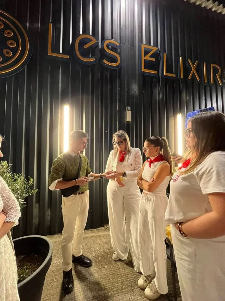 Enzo Agostini, magicien mentaliste en prestation lors d'une soirée d'entreprise