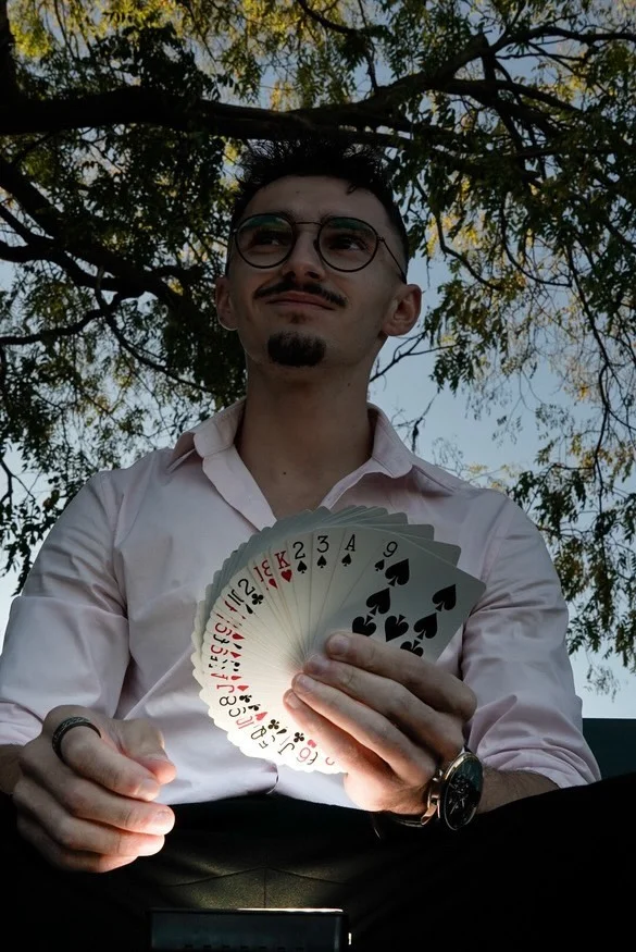 Enzo Agostini, magicien mentaliste, présentant un éventail de cartes